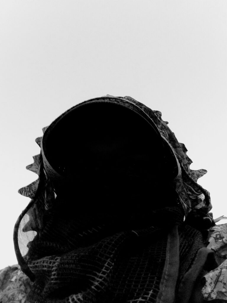 Photo noir blanc d'un photographe animalier GAILLARD Jean pierre en tenu de camouflage lors d'un affût castor