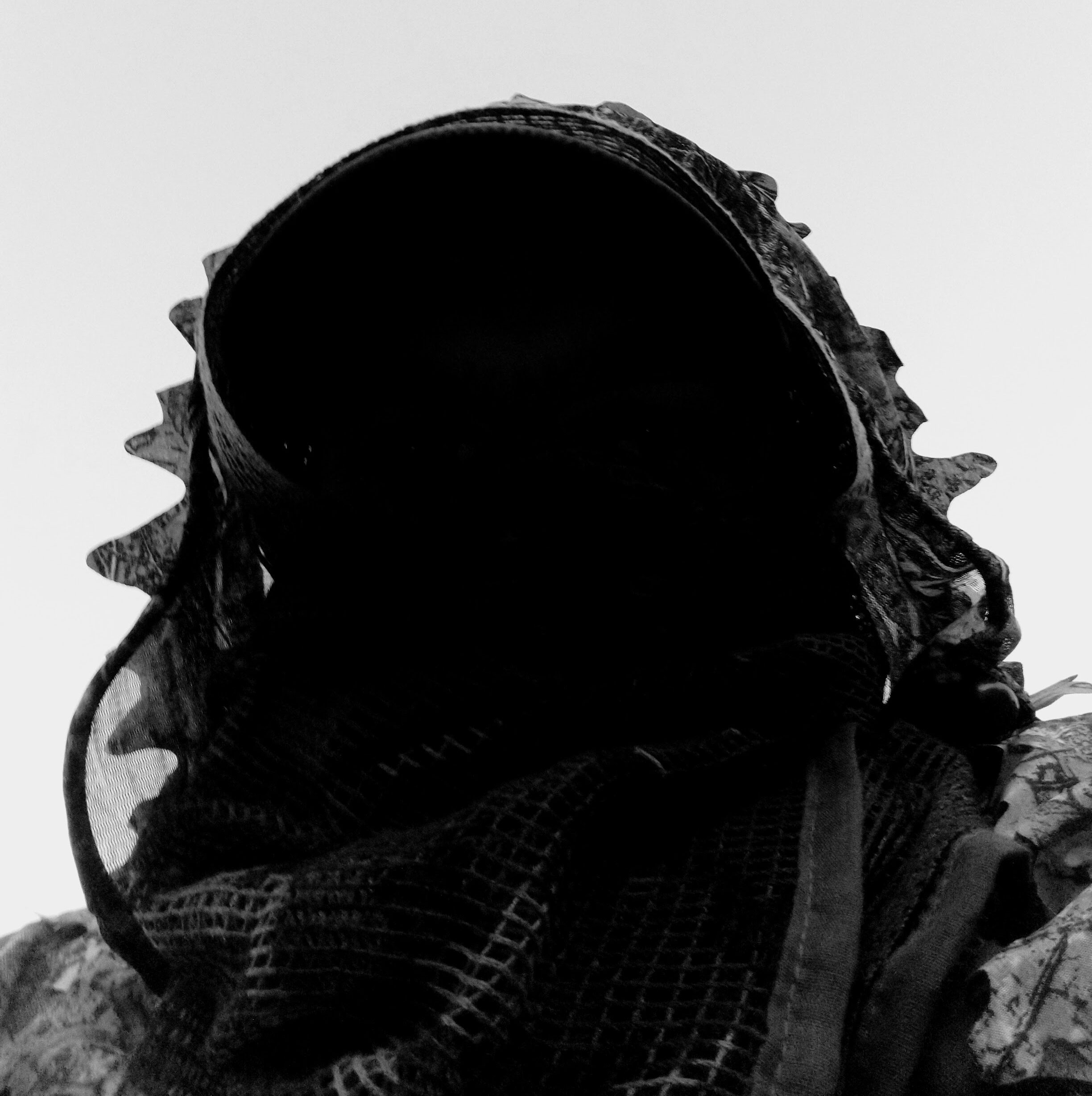 Photo noir blanc d'un photographe animalier GAILLARD Jean pierre en tenue de camouflage lors d'un affût castor